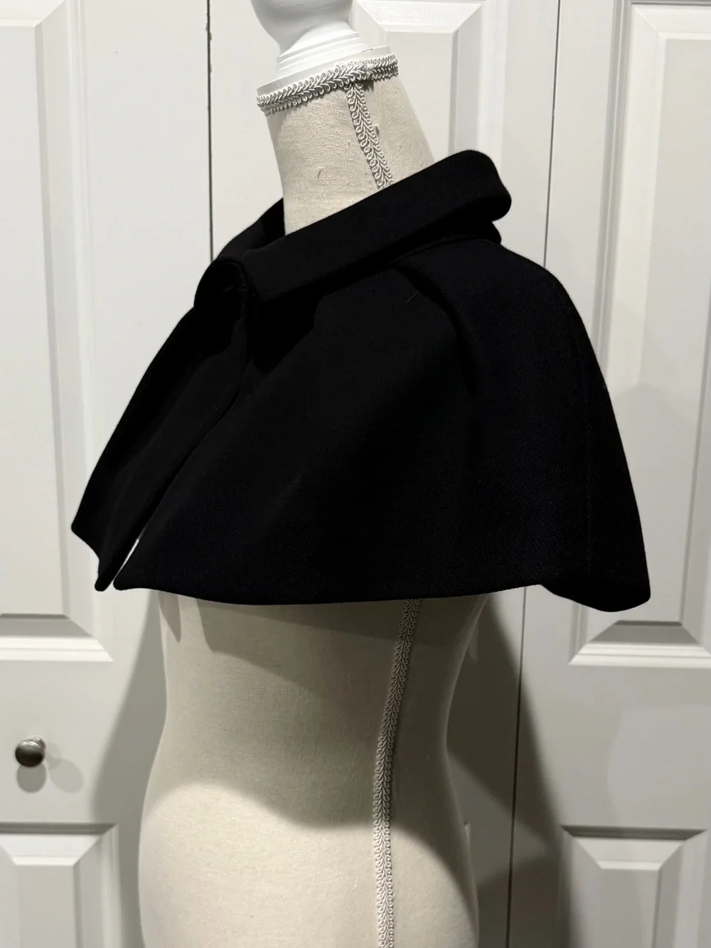 LOUIS VUITTON BLACK WOOL CAPELET - SIZE EU38